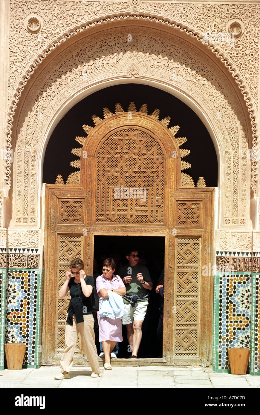 Der Eingang zum Hof La Medersa Ben Youssef in Marrakesch in Marokko Nordafrika Stockfoto