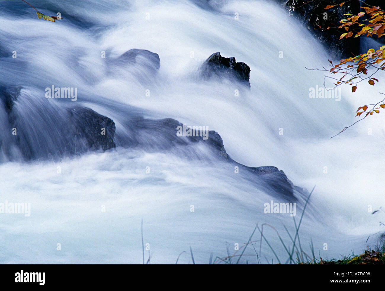 WASSERFALL UND WILDBACH UK Stockfoto