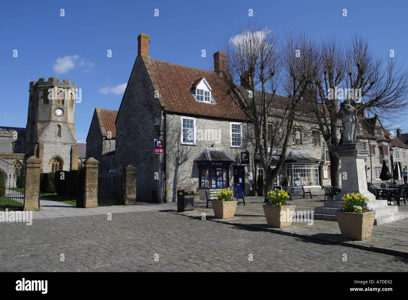 Somerton Somerset England Market Square und Krieg Denkmal mit Frühlingsblumen Stockfoto