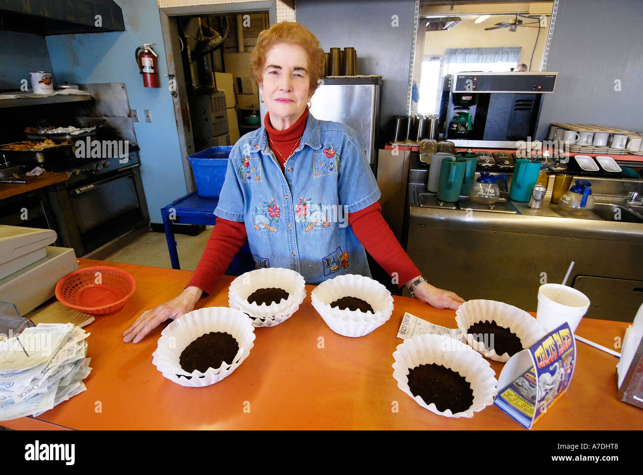 Kleines Familienrestaurant in ländlichen Georgia mit 70 Jahre alte senior weiblichen Frau Kellnerin Stockfoto