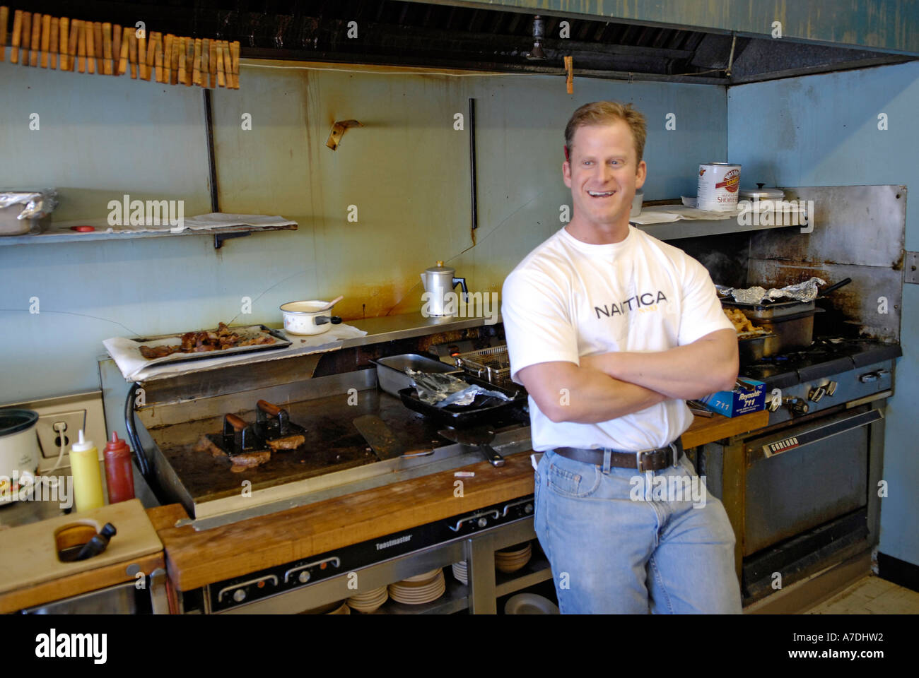 Kleines Familienrestaurant im ländlichen Georgia mit dem männlichen Eigentümer mit einem Kunden sprechen Stockfoto