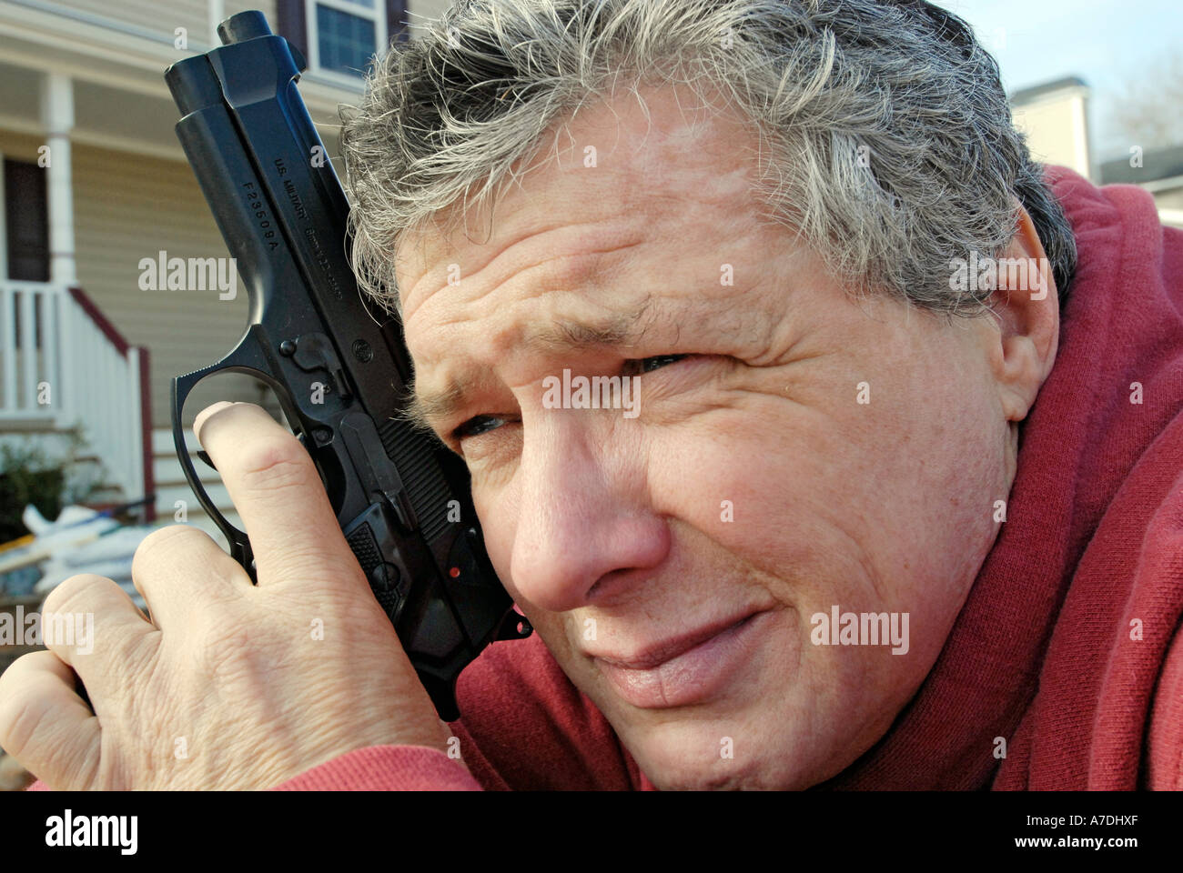 Erwachsene gefährlicher Mann mit einer Handpistole Stockfoto