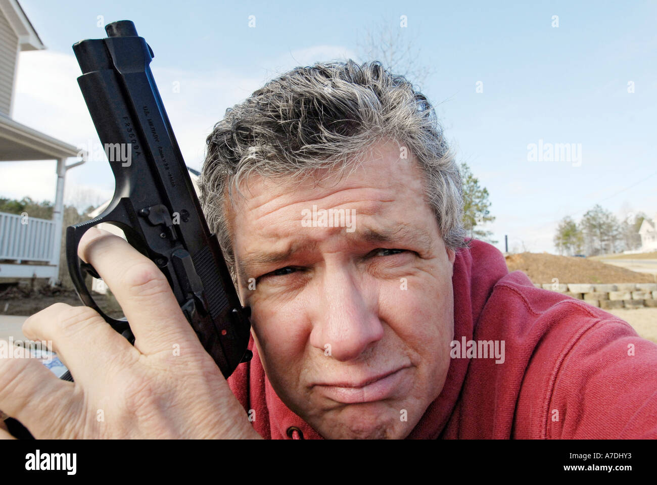 Erwachsene gefährlicher Mann mit einer Handpistole Stockfoto
