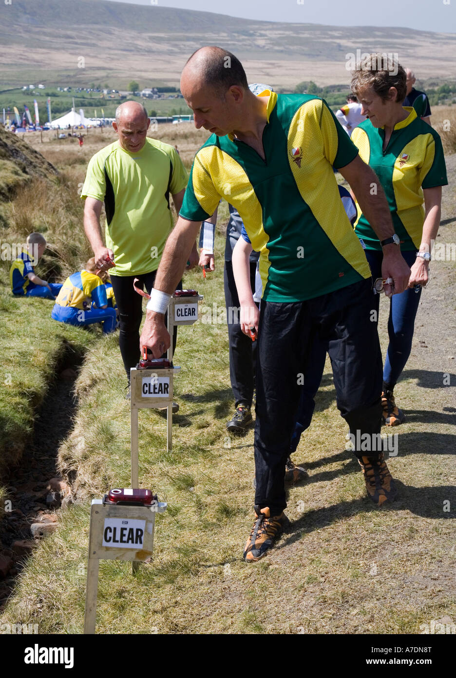 OL-Läufern clearing-Daten aus ihrer Aufnahmegeräte zu Beginn eines Ereignisses Wales UK Stockfoto