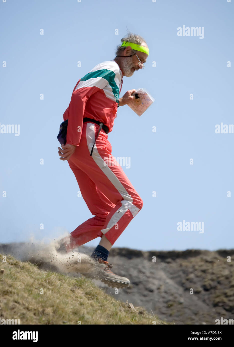 Männlichen Erwachsenen Orientierungsläufer mit Karte und Kompass liefen steilen offenen Hang Wales UK Stockfoto