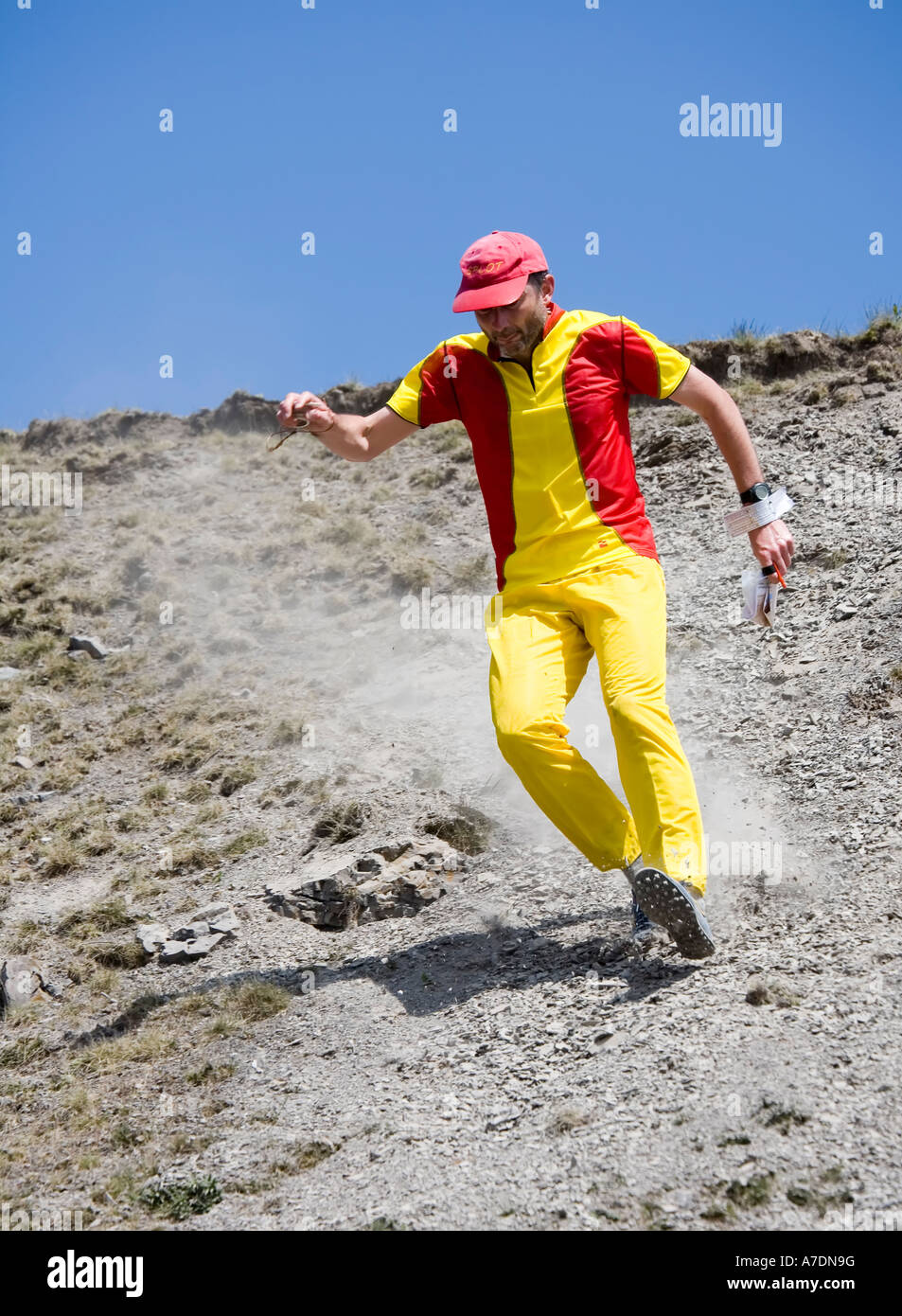 Männlichen Erwachsenen Orientierungsläufer mit Karte und Kompass liefen steilen offenen Hang Wales UK Stockfoto