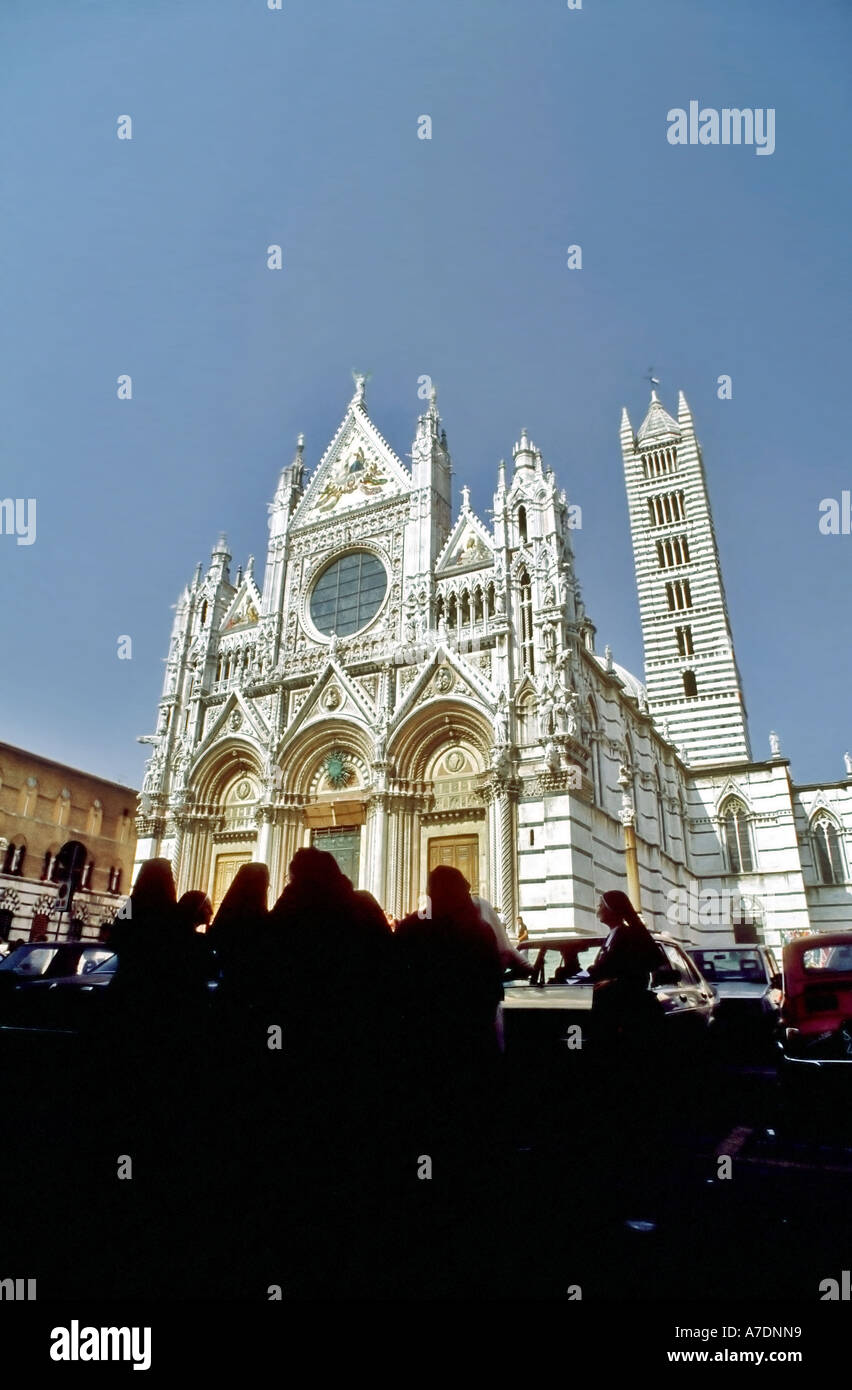 FLORENZ ITALIEN Nonnen-Menschenmenge in Silhouette, vor dem religiösen Denkmal, vor der Kathedrale "Nuovo Duomo", Toskana santa croce Stockfoto