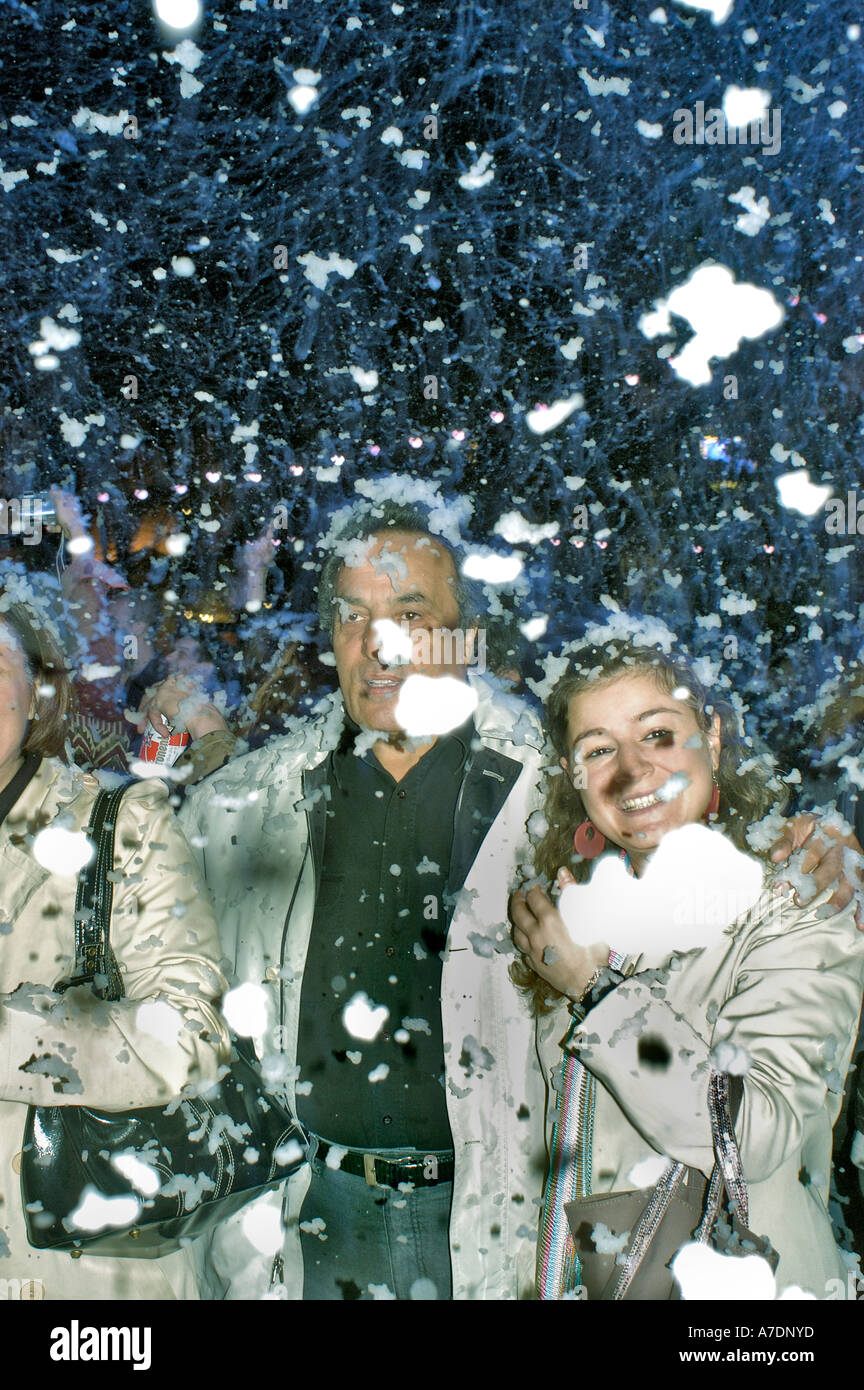 Paris Frankreich, paar auf Outdoor-Ball mit künstlichem Schnee während der öffentlichen Veranstaltung "Nuit Blanche" (weiße Nacht) Stockfoto