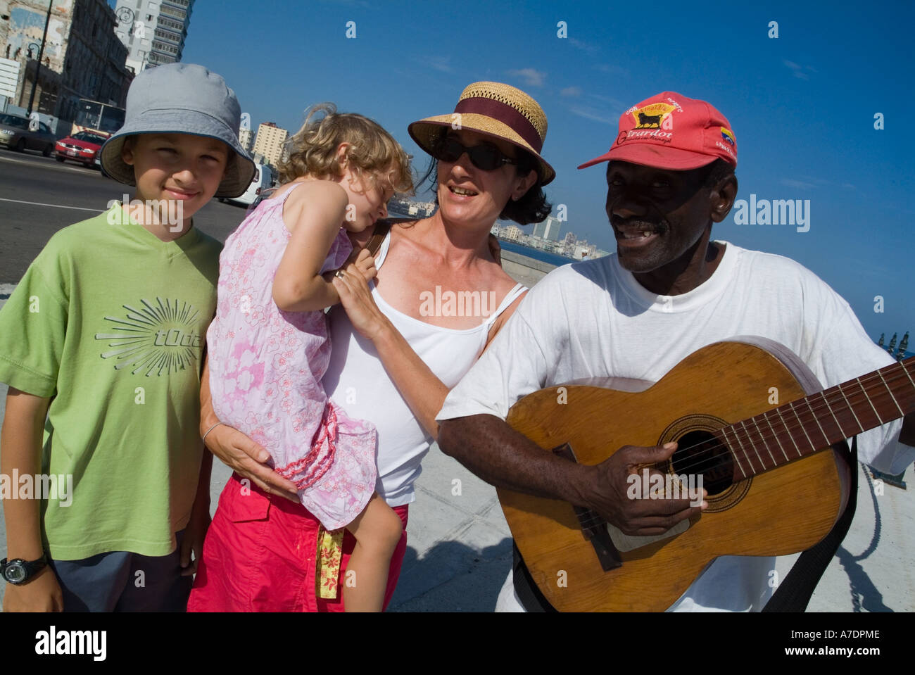 Kubanische Musiker spielt Gitarre in einer Familie auf dem Malecon, Havanna, Kuba. Stockfoto