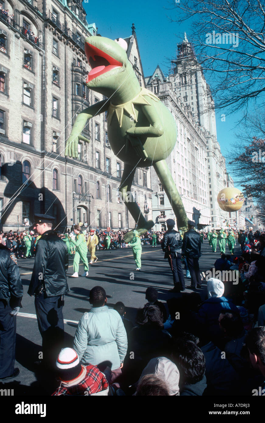 New York NY USA öffentliche Veranstaltungen riesigen Ballon Hermt Frosch-Cartoon-Figur Macy s Thanksgiving Day Parade Straße Stockfoto