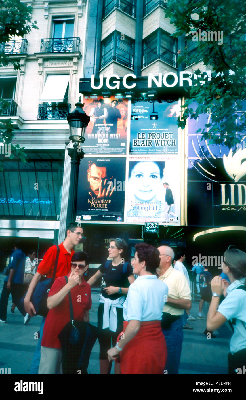 Paris Frankreich, französische Familie wartend, Außenansicht UGC Normandie Movie Theater Marquee auf der Avenue Champs Elysees, Matinee Show, Kinofront, Poster Stockfoto