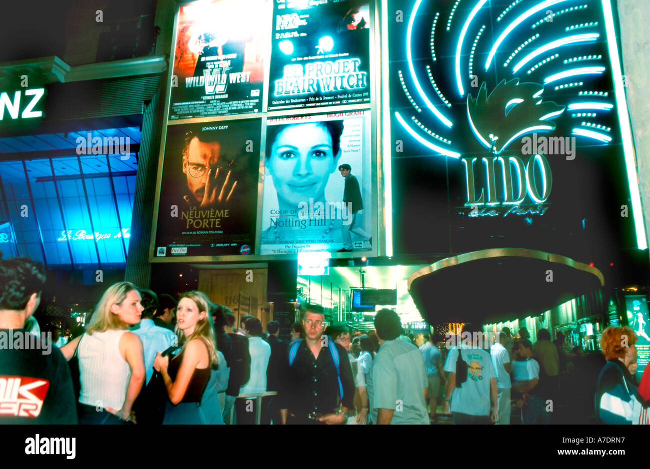 Paris Frankreich, französische Teenager warten draußen online Außenansicht Filmtheater Marquee auf der Ave Champs Elysees bei Nacht, Lido, Filmplakate Einheimische Stockfoto