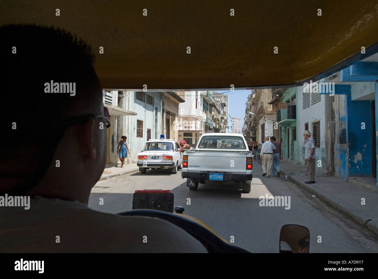 In einem bewegten Motorrad Coco-Taxi in Havanna, Kuba. Stockfoto