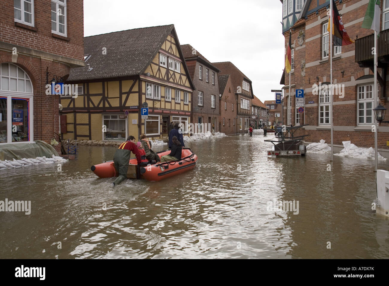 Schlauchboot in der überfluteten Stadt, Hitzacker, Elbe, Niedersachsen,  Deutschland Stockfotografie - Alamy
