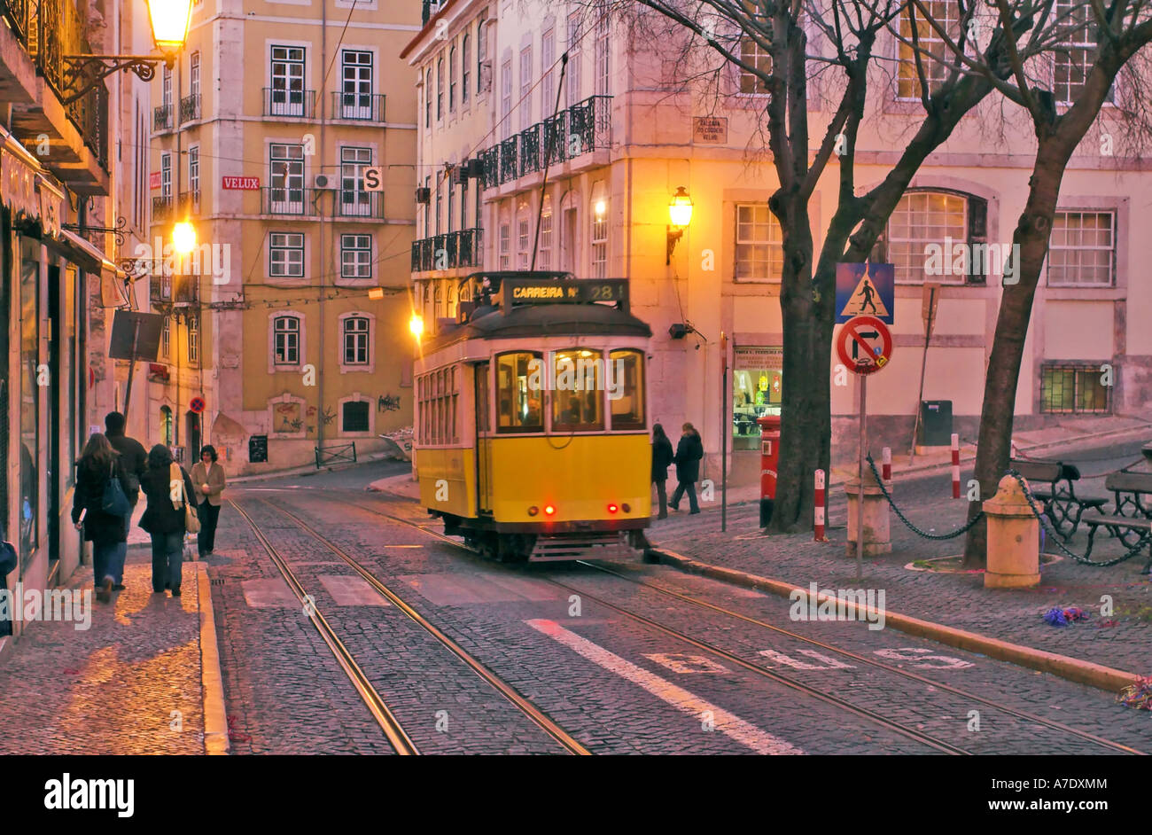 berühmten Straßenbahn Nummer 28 in Altstadt, Portugal, Lissabon Stockfoto