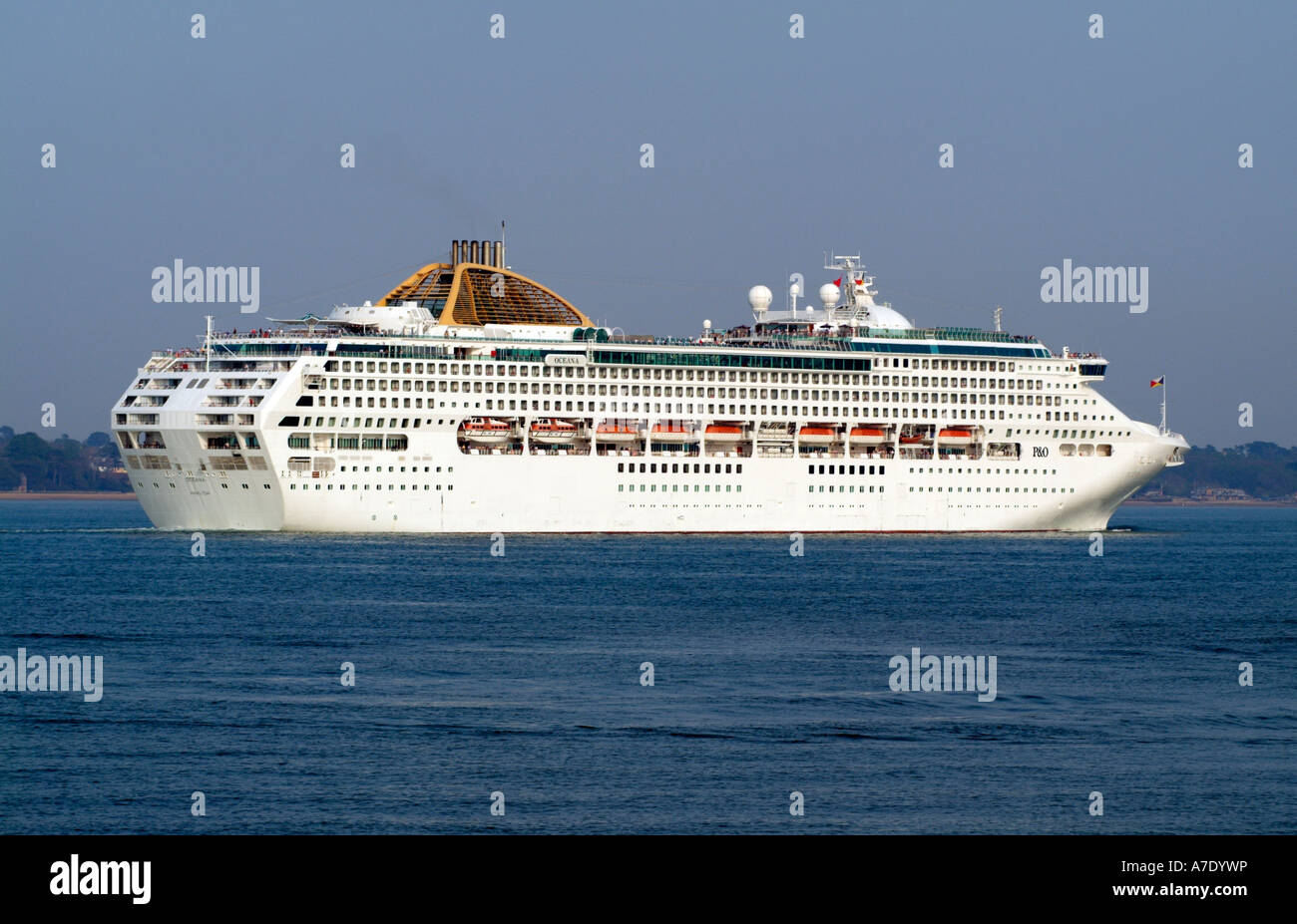 Oceana P O Kreuzfahrtschiff auf Southampton Wasser England UK Stockfoto