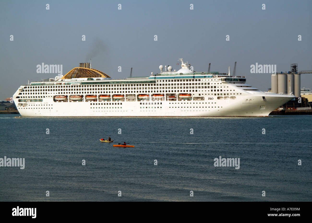 Oceana P und O Kreuzfahrtschiff auf Southampton Wasser England UK Stockfoto