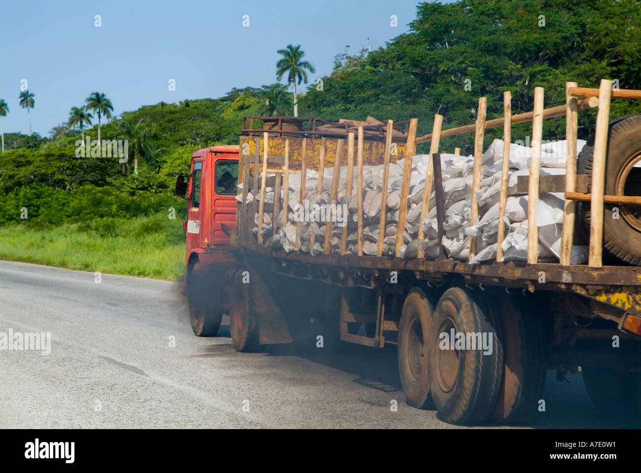LKW auf der Autobahn zwischen Havanna und Pinar del Rio Kuba Rauchen Stockfoto