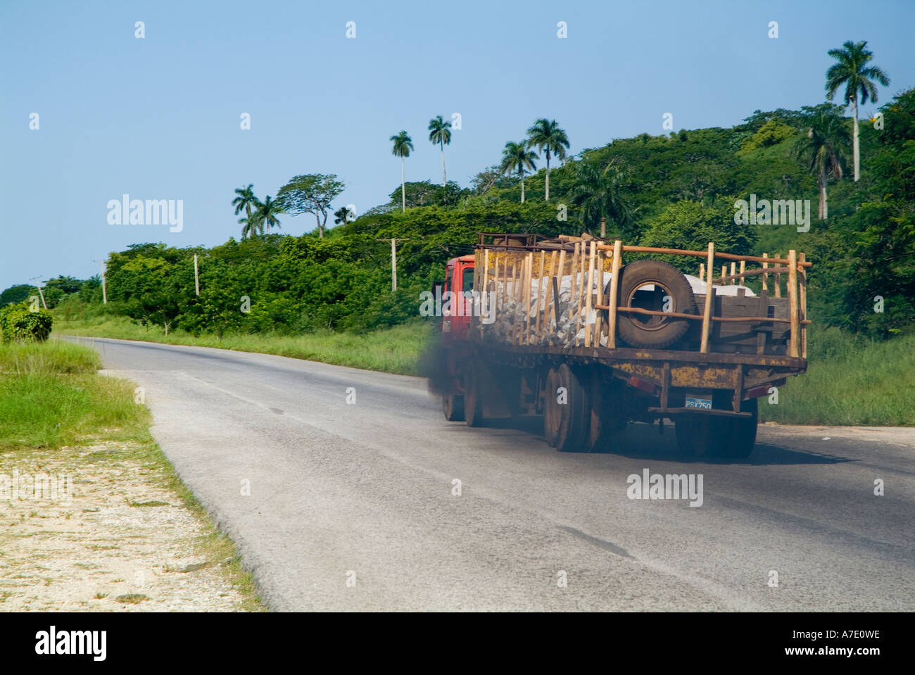LKW auf der Autobahn zwischen Havanna und Pinar del Rio Kuba Rauchen Stockfoto
