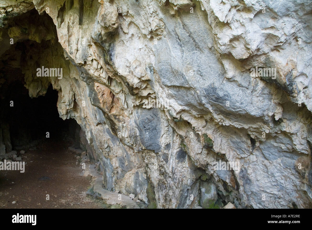 Natürlichen Muster auf Felsen am Eingang zu einer Höhle in den Bergen Mogote Tal von Vinales, Kuba. Stockfoto
