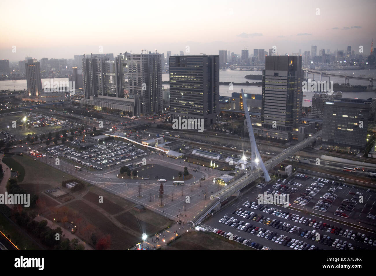 Hohen Niveau schrägen halb Luftbild West in der Abenddämmerung von Fuji TV Gebäuden und Rainbow Bridge aus Riesenrad Tokyo Teleport Daiba Stockfoto