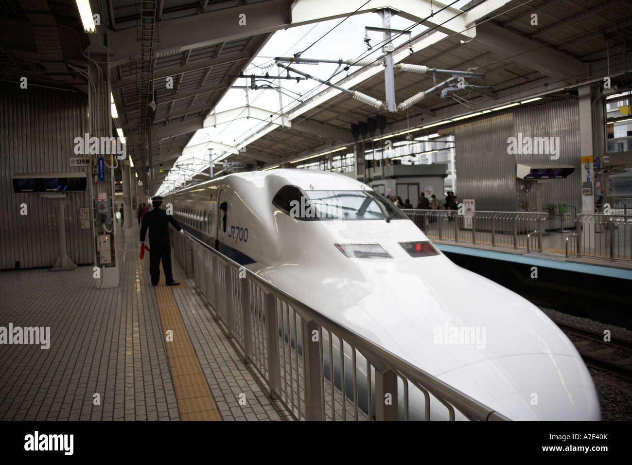 Japan Railways Shinkansen Super Schnellzug Bullet Motor und Plattform zu schützen, in Kyoto Bahnhof Japan Asien Stockfoto