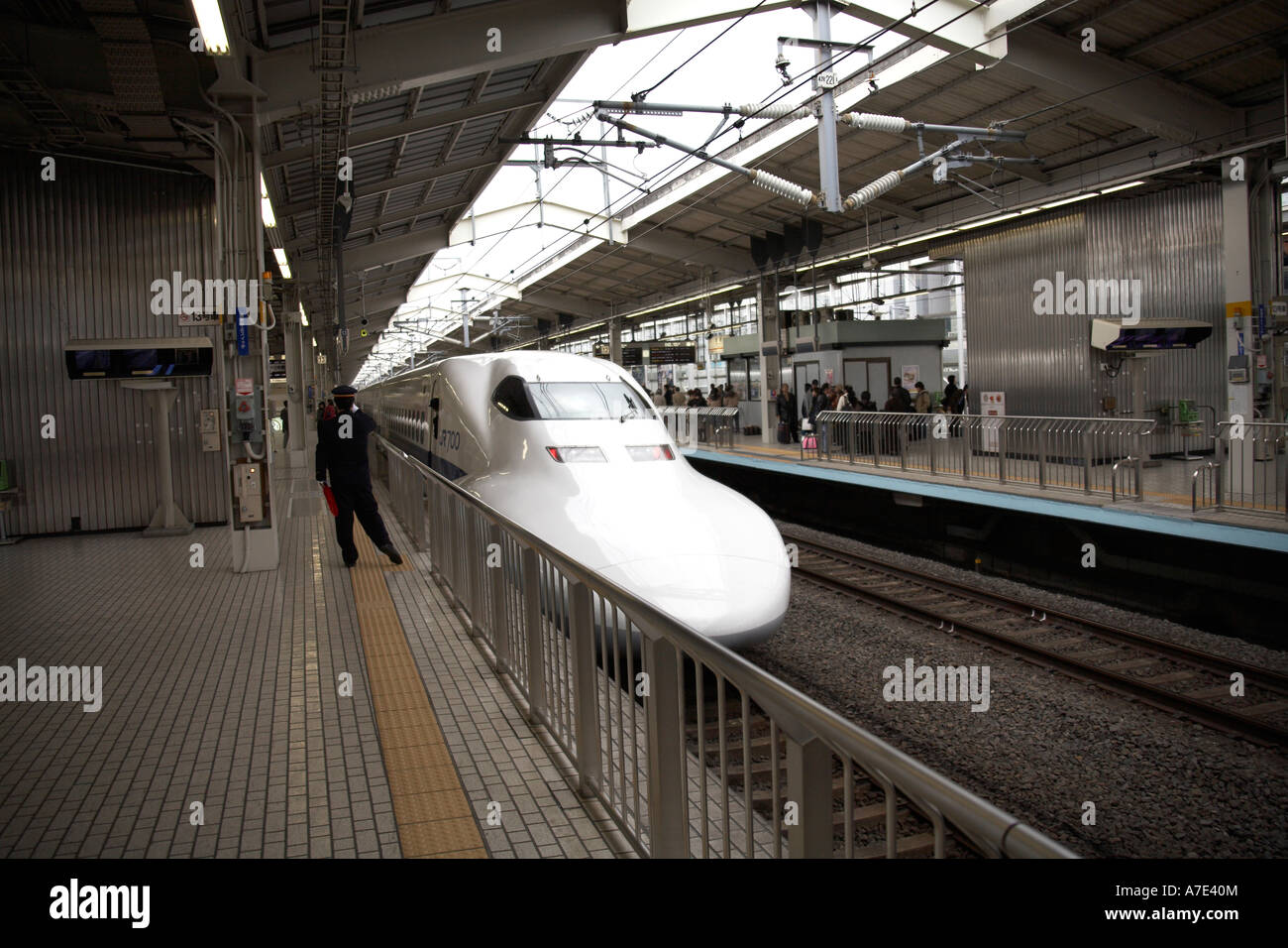 Japan Railways Shinkansen Super Schnellzug Bullet Motor und Plattform zu schützen, in Kyoto Bahnhof Japan Asien Stockfoto