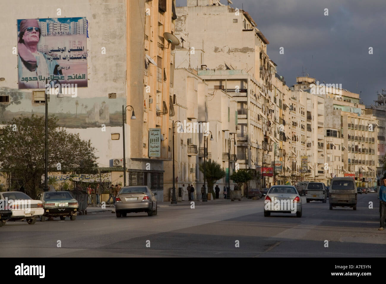 Benghazi, Libyen, Nordafrika. Gamal Abdel Nasser Straße, Gaddafi Billboard oben links Stockfoto
