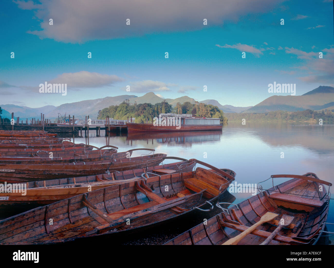 Boote in Keswick Derwent Wasser The Lake District Cumbria England UK Stockfoto
