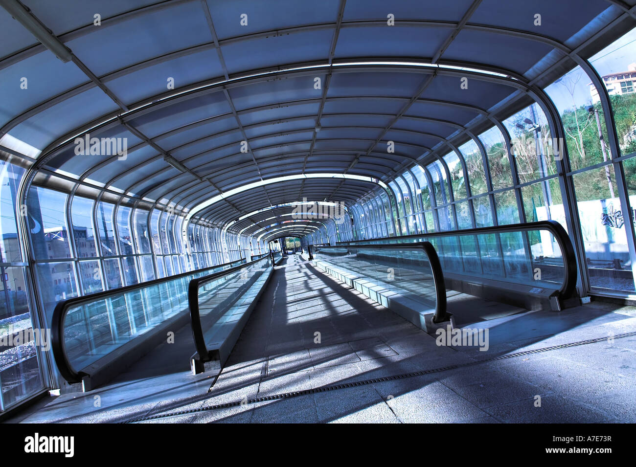 Laufband in einem futuristischen Tunnel. Stockfoto