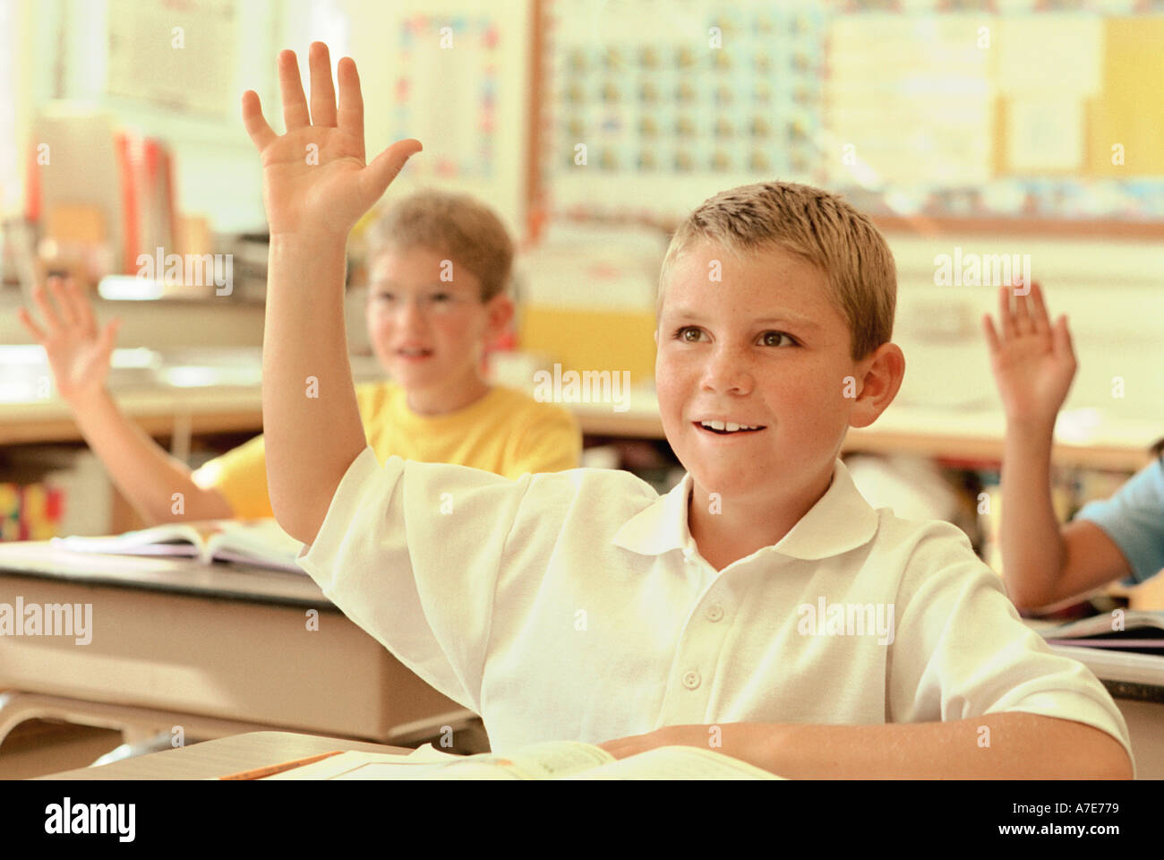 Begierig Schulkinder Erziehung ihrer Hände in der Klasse Stockfoto