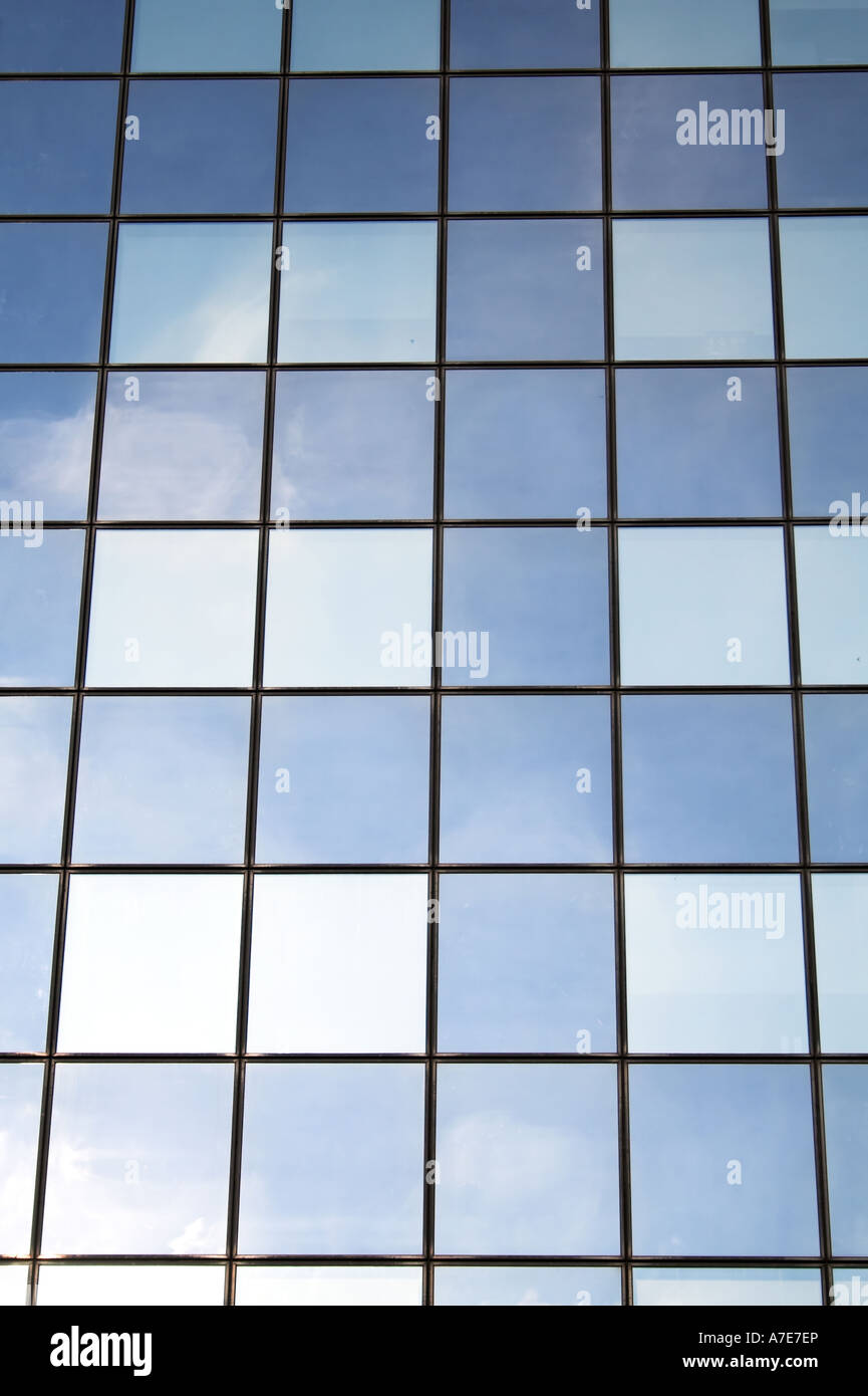 Detail eines Gebäudes mit einer Glasfassade Stockfoto