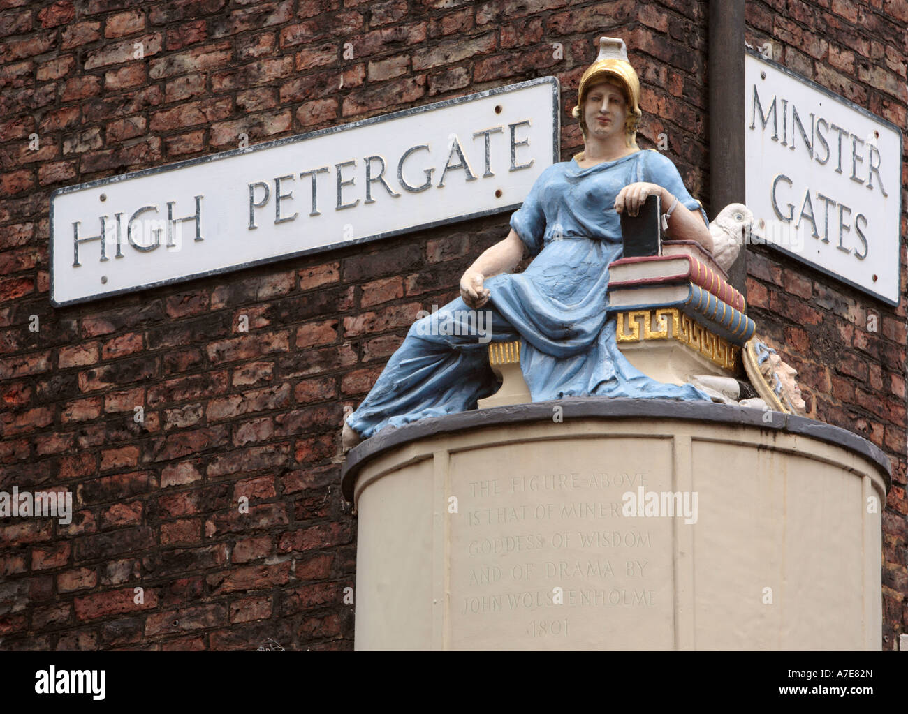 Statue der Minerva an der Ecke der hohen Petergate und Münster Gates York North Yorkshire England Stockfoto