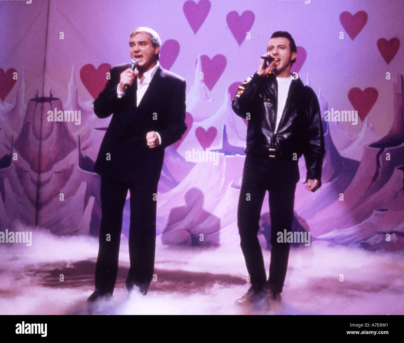 GENE PITNEY auf der linken Seite mit Marc Almond singen etwas s Gotten Hold Of My Heart in 1989 Stockfoto