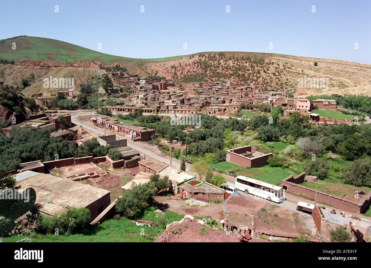 Einer der vielen kleinen Dörfer unter dem Atlas-Gebirge in Marokko Nordafrika Stockfoto