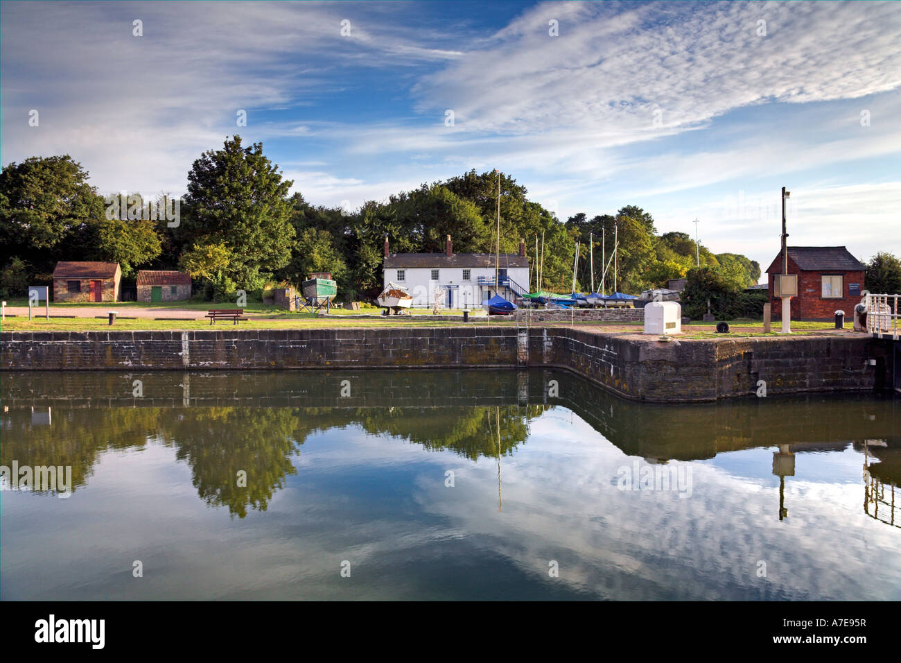 Sobald eine blühende Industriehafen, das Hauptbecken in Lydney Dock jetzt hauptsächlich von Freizeit Bootsfahrer verwendet wird. Stockfoto