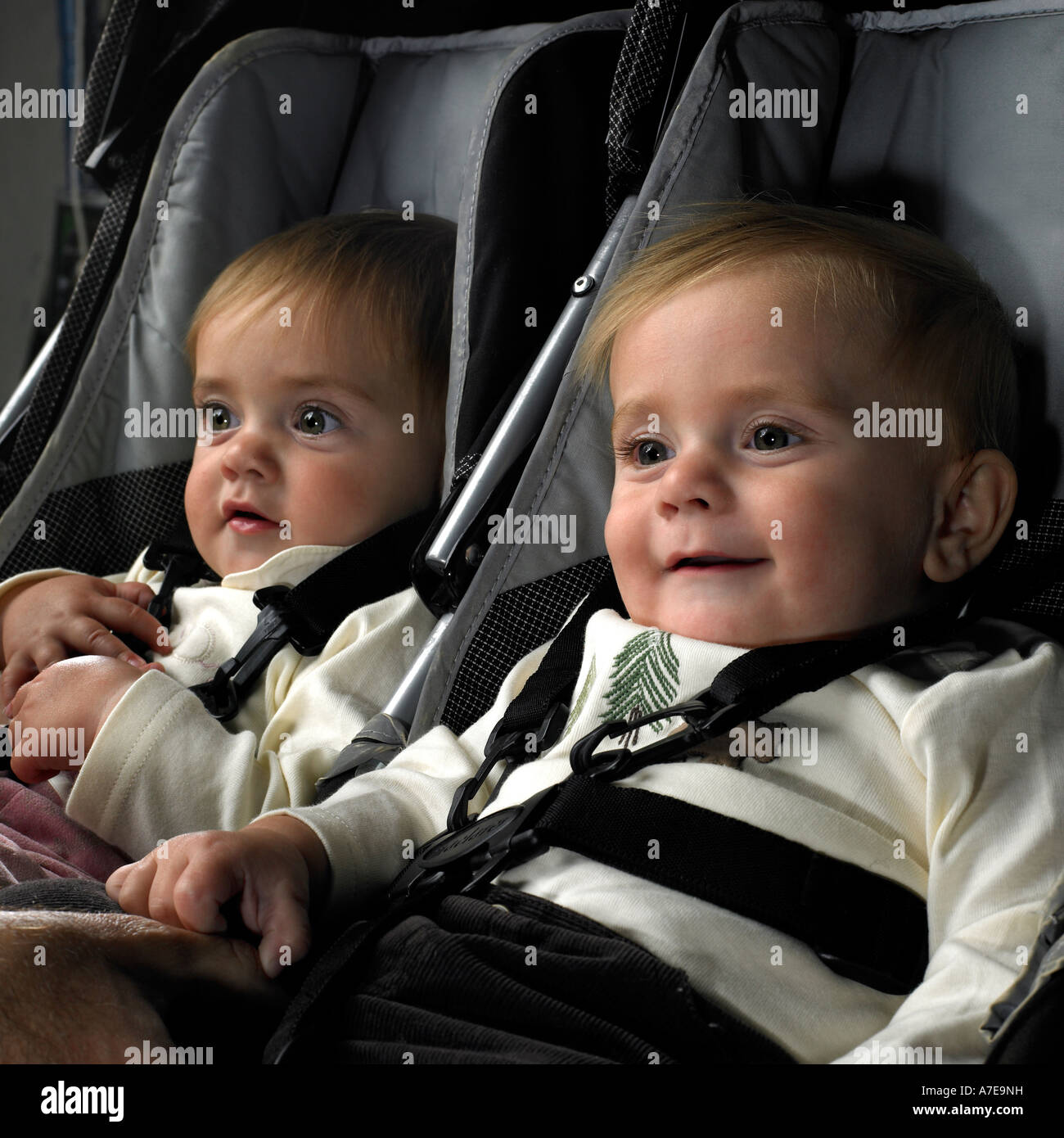 Zwei Babys im Kinderwagen Stockfotografie - Alamy