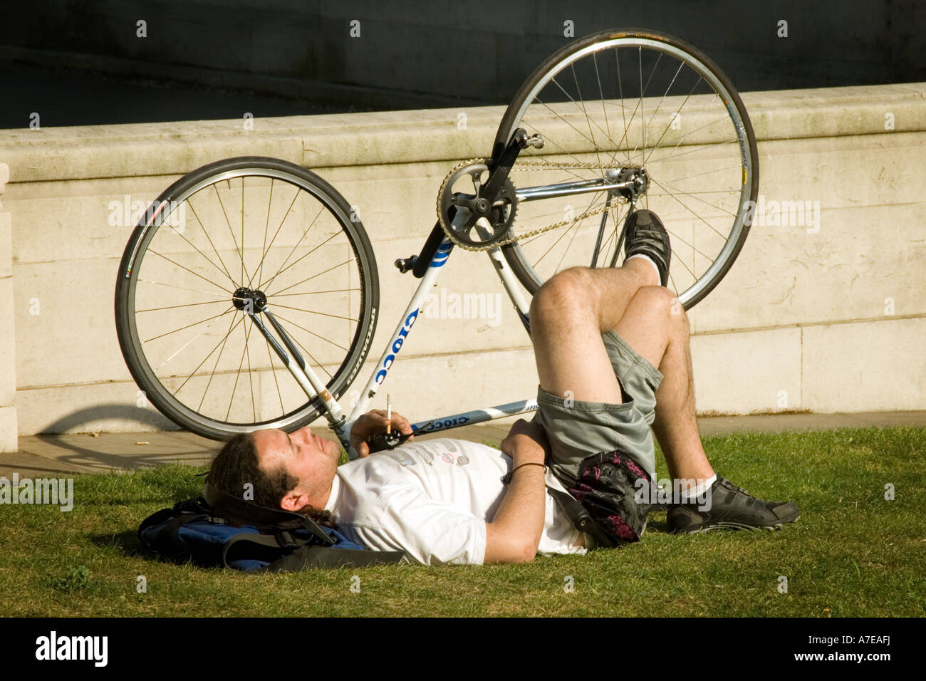 Radfahrer, die Ruhe von seinem Fahrrad mit einer Zigarette Stockfoto