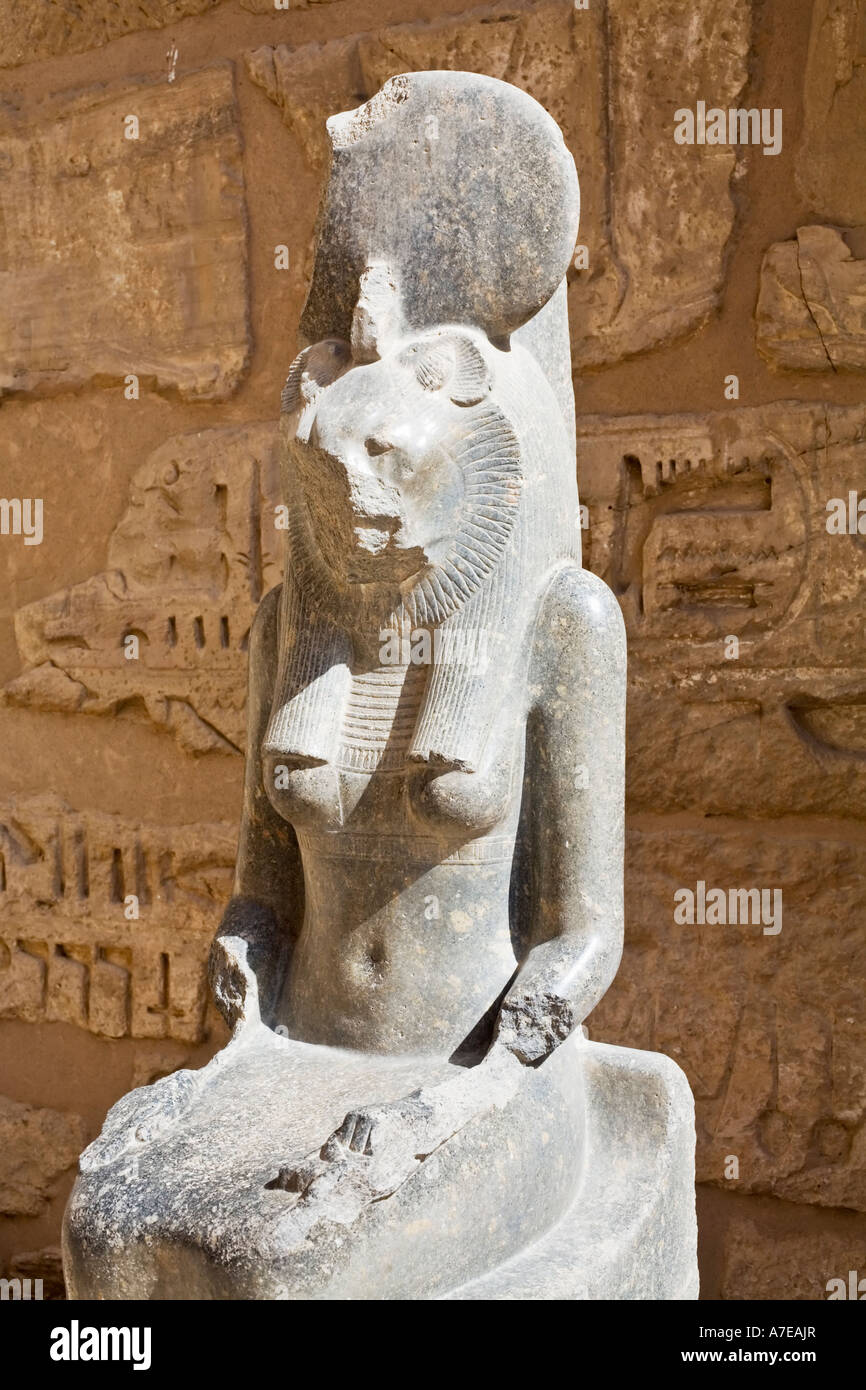 Die alten ägyptischen Löwen Göttin Sekhmet bewachen den Eingang zum Medinet Habu Tempel in der Nähe von Luxor Ägypten Stockfoto