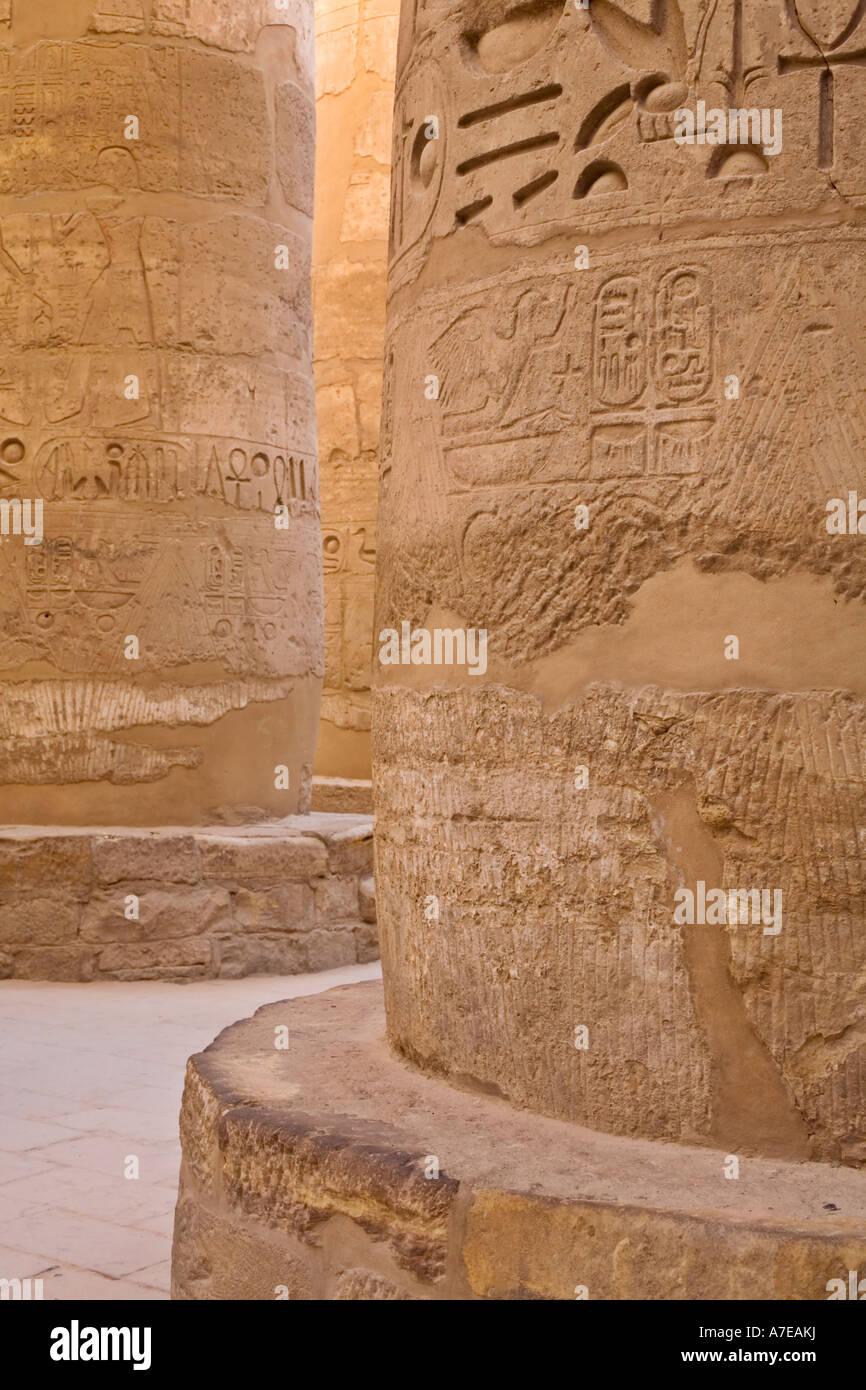 Hieroglyphen geschnitzt tief in die Spalten der großen Säulenhalle am Karnak Ägypten Stockfoto