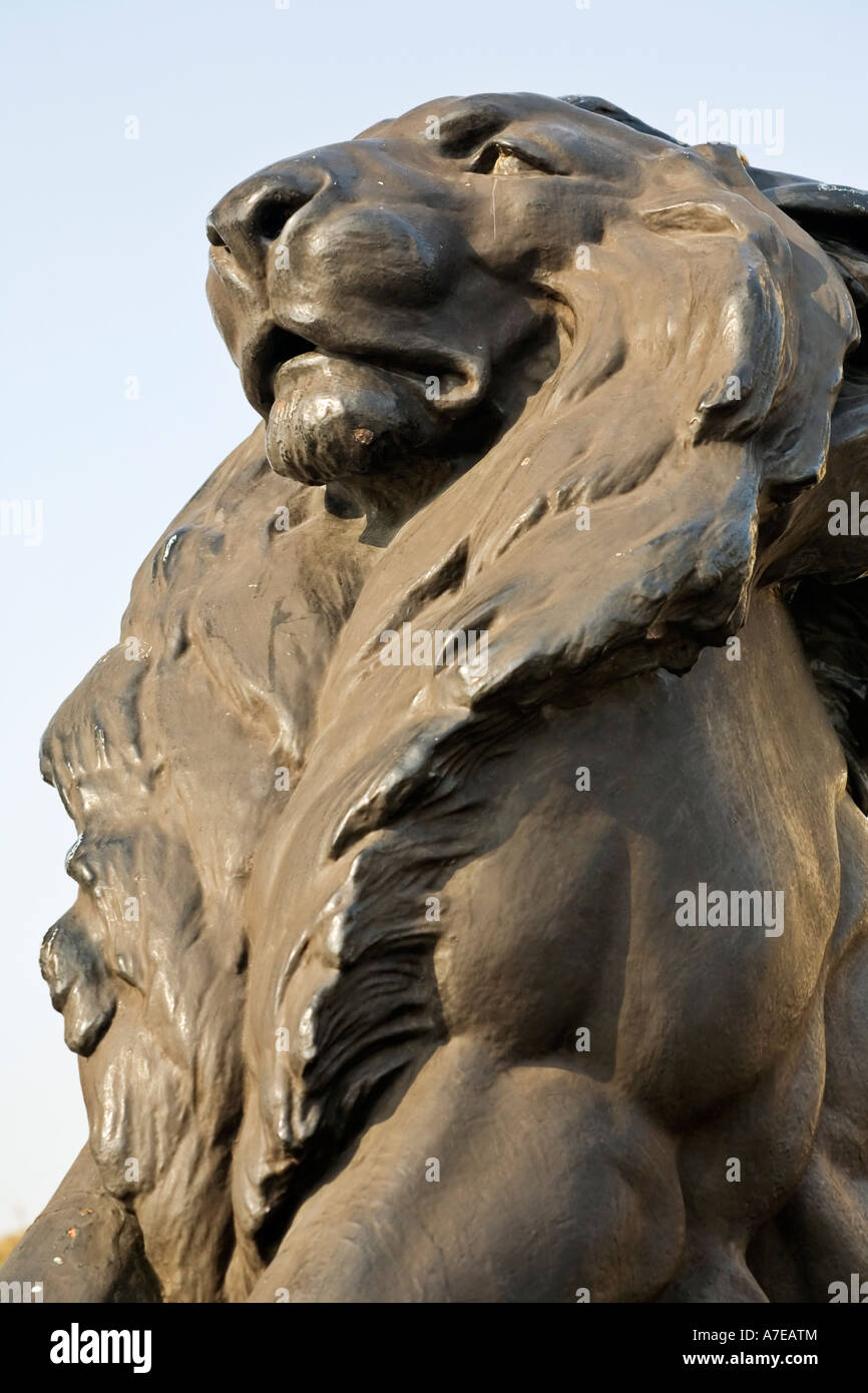 Einer der vier Löwen am Fuße des Denkmals Colum von Christopher Columbus in Barcelona Spanien Stockfoto