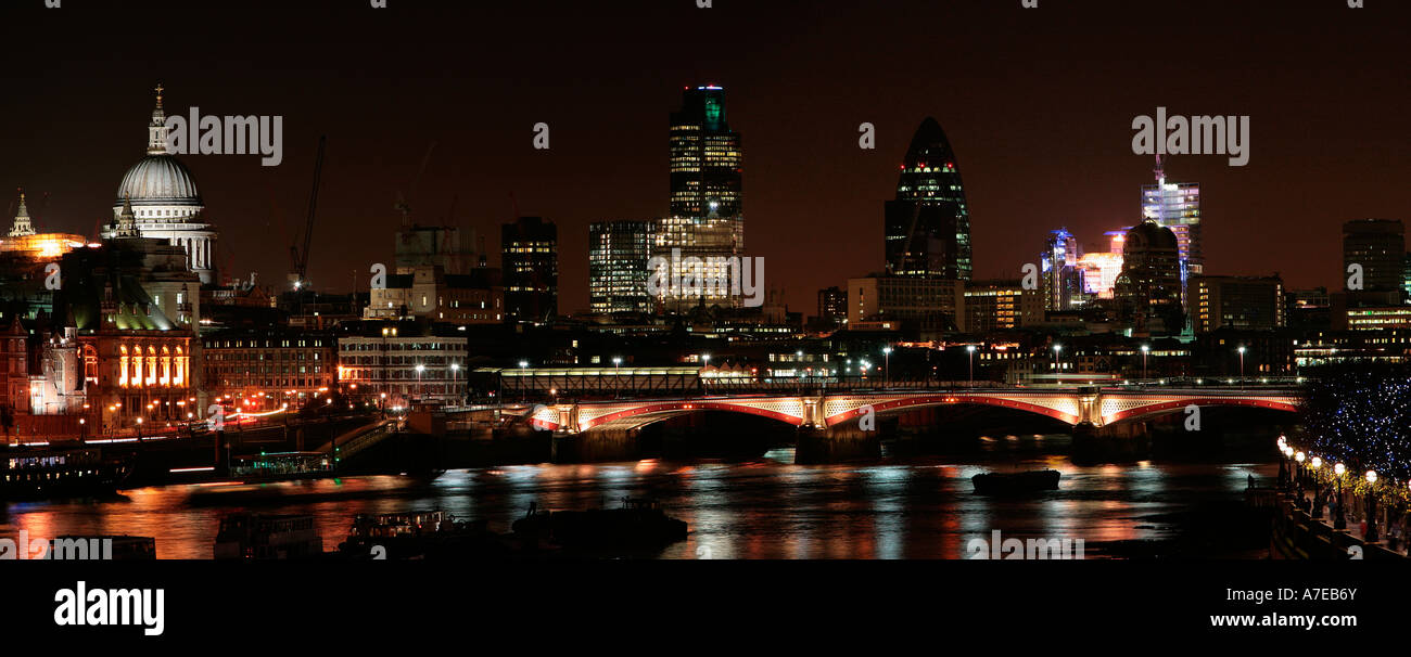 London Skyline Panorama Nacht Zeit St Pauls Nat Westturm, Gurke, Southwark Fußgängerbrücke, Themse, Nacht Reflexionen Stockfoto