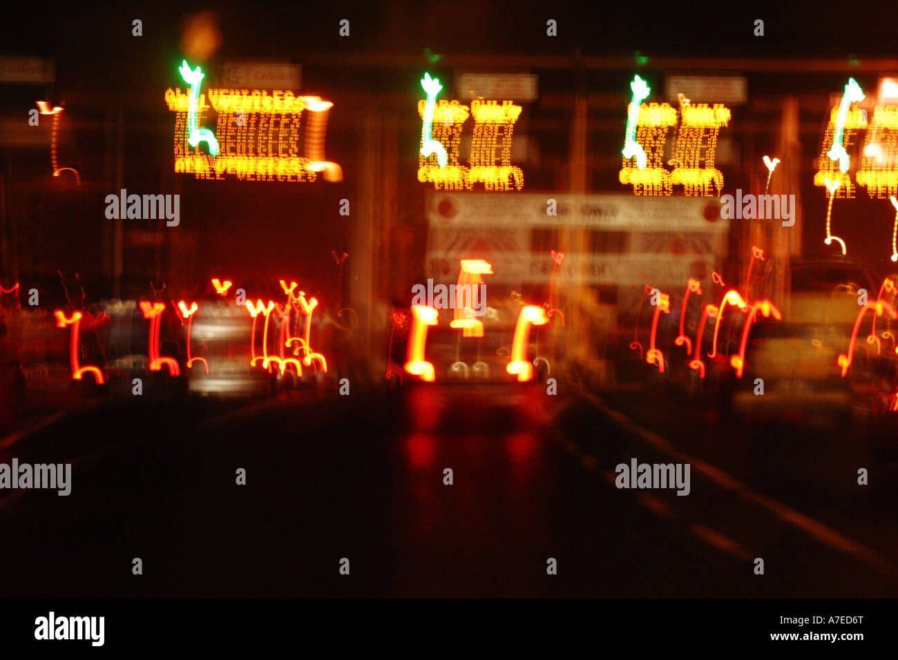 Soft-Fokus Farben schauen aus dem Fenster in der Nacht Stockfoto