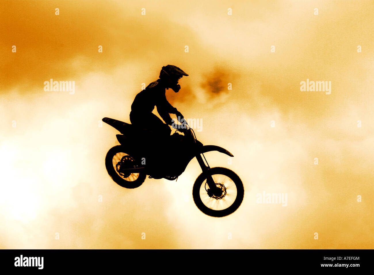Wagen Sie Teufel Motocross Mann auf einen Sprung in der Luft - kein Release erforderlich als Person unkenntlich Motorrad Stockfoto