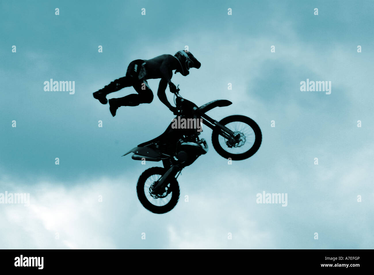 Wagen Sie Teufel Motocross Mann auf einen Sprung in der Luft - kein Release erforderlich als Person unkenntlich Motorrad Stockfoto