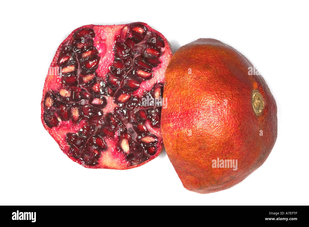 Saftiger Granatapfel halbieren isoliert auf weiss Stockfoto