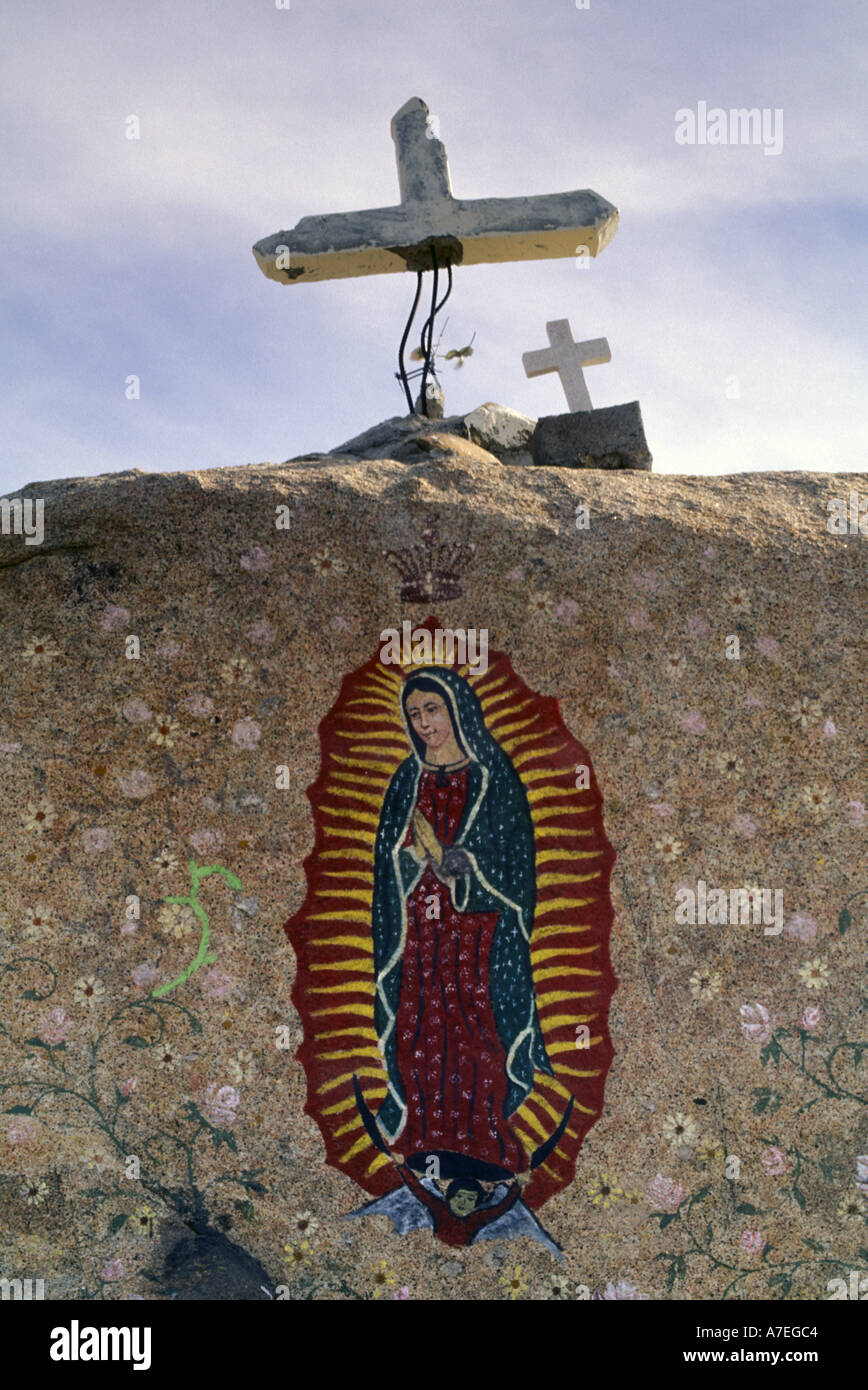 NA, Mexico, Baja Region. Religiöse Gemälde und Kreuz Stockfoto