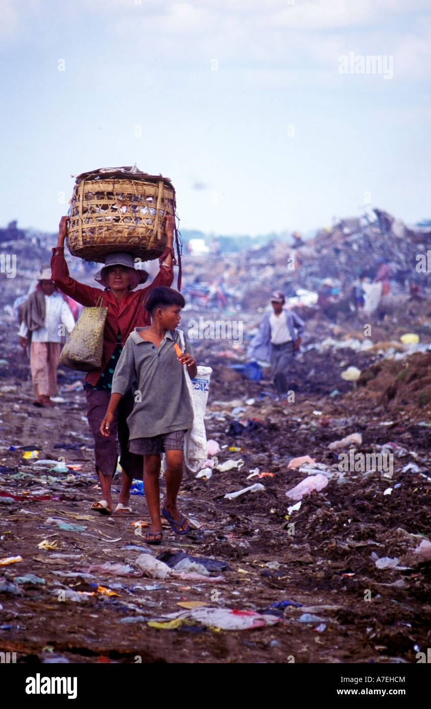 Arbeiten bei Aufräumvorgang durch Müll auf Phnom Penh s Steung Meanchey Müllkippe um Nds treffen machen Stockfoto