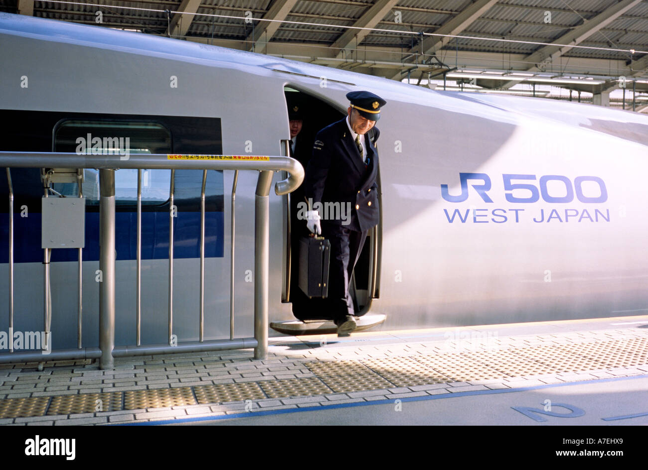 17. November 2004 - der Extraklasse Nozomi Shinkansen Lokführer kommen aus Verschiebung bei der Ankunft im Hauptbahnhof von Tokio. Stockfoto