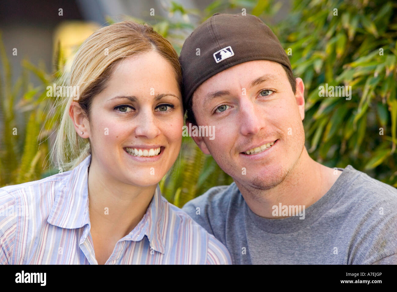 Outdoor-Porträt des Paares in Santa Monica Community College, Santa Monica, Kalifornien Stockfoto